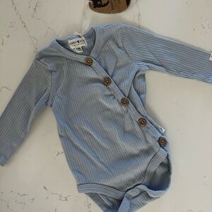Rabbit + Bear Organic Light Blue Onesie, 6–9M, NWT